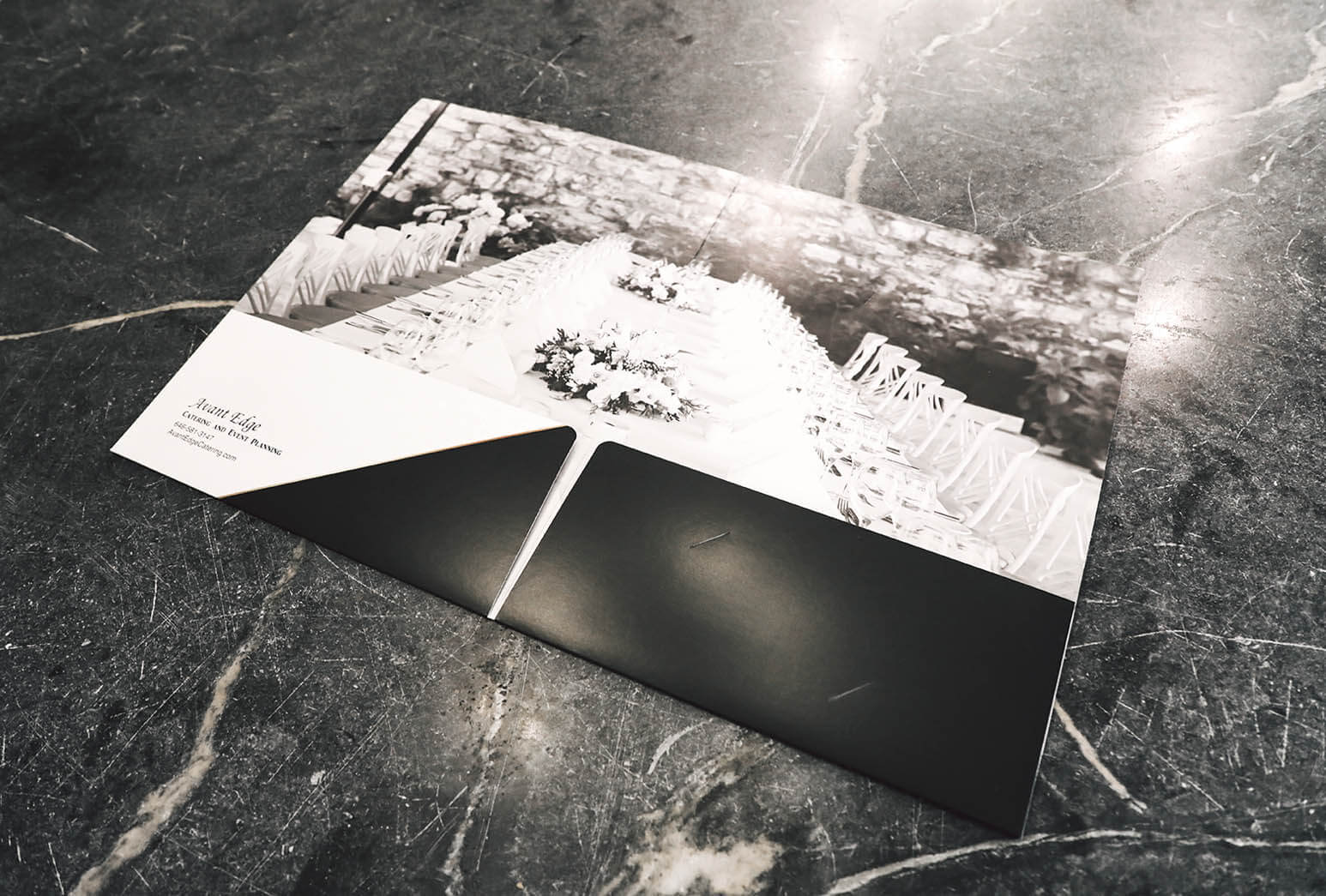 Business Folders with Business Card Slits Traditional folders include two inside pockets and business card slits. Depending on the size of the folder, we give you the option to have one or two pockets.