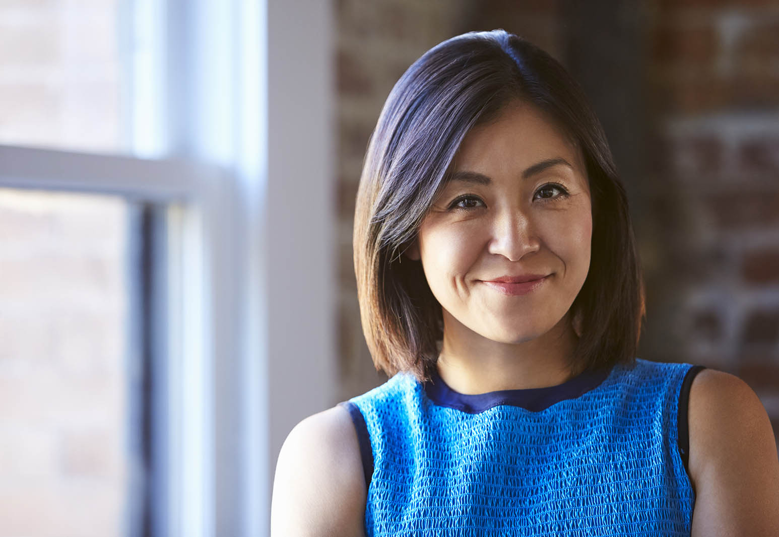 Headshot Tips for Your Business Cards Natural lighting is best. Morning or evening sun will give more soft, flattering lighting.